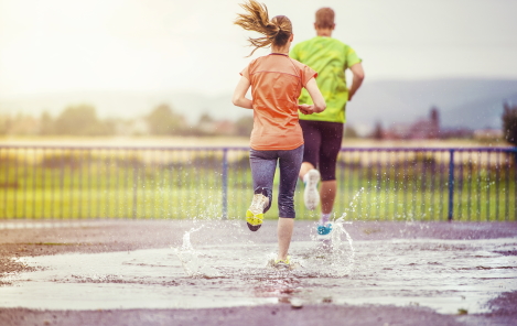 samen hardlopen in de regen